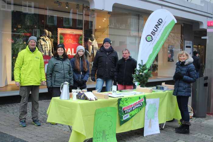 Infostand der Detmolder BUND Ortsgruppe am 10.12. in der Innenstadt zum Thema: Stadtbäume statt Steine