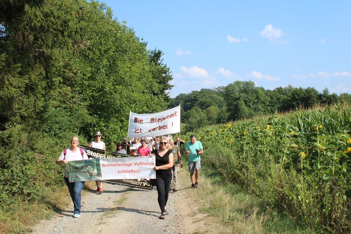 120 Tierschützer protestieren gegen die Schliefenanlage in Voßheide