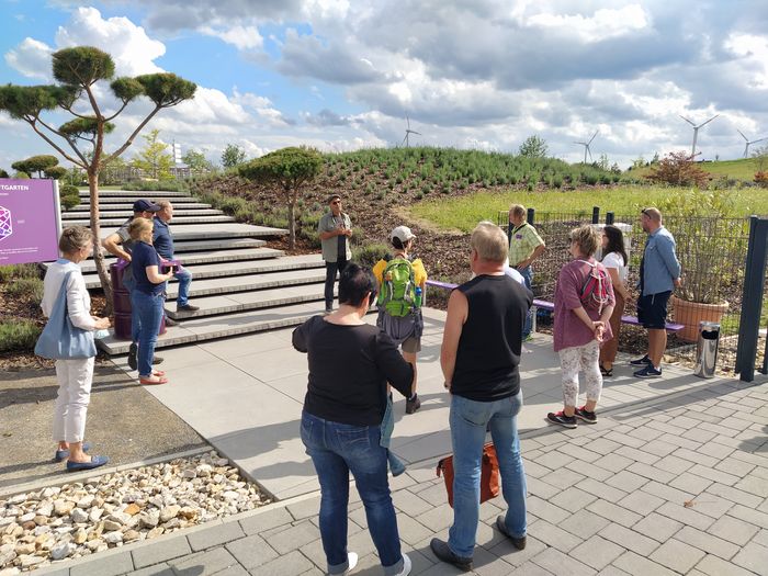 Führung durch den botanischen Duftgarten der TAOASIS Natur Duft Manufaktur in Lage.